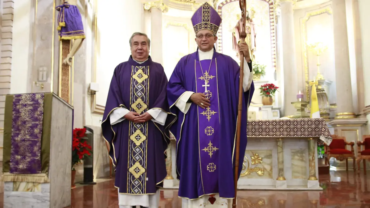 El obispo Victor y el cura palacios celebran años de ordenación sacerdotal.